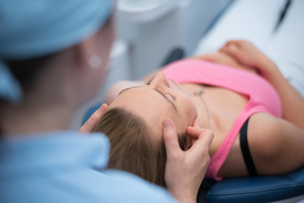 Zahnärztin behandelt Kieferknacken in Stuttgart