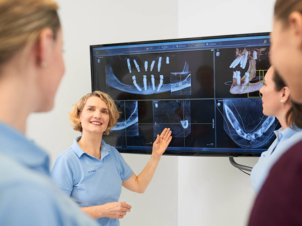 Rötgenbild von Gebiss und Kiefer vor einer Oralchirurgie