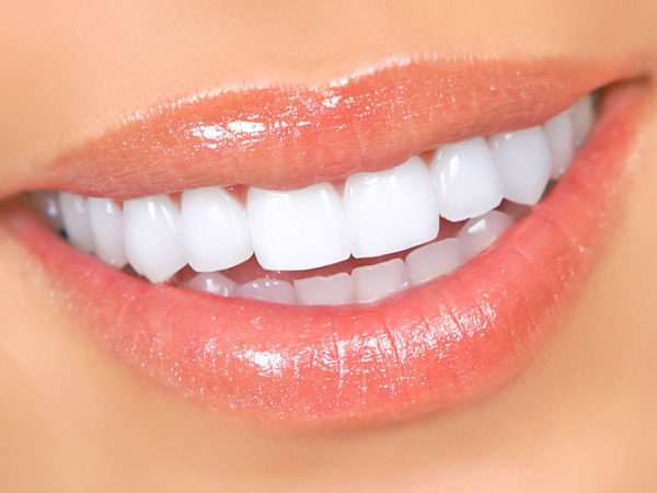 Lächeln einer Frau mit weißen Zähnen