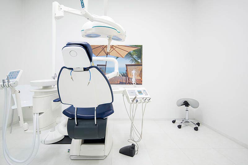 Behandlungsstuhl in der Zahnarztpraxis